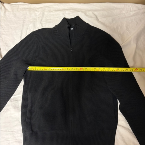 Uniqlo Men's Black Zip-Up Sweater - Picture 2 of 5